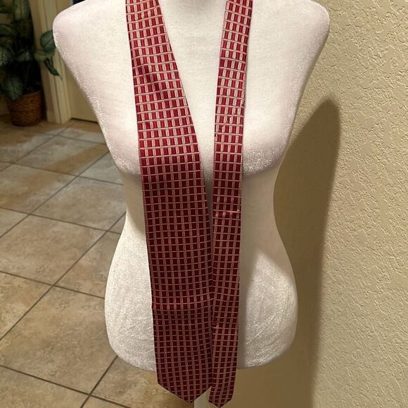 MCM Mens 100% Silk Neck Tie Maroon Red Column Checkered Holiday Christmas Office - Picture 1 of 10